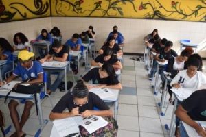 Salvador- BA- Brasil- 25/07/2016- As escolas estaduais estão intensificando as atividades na preparação dos estudantes para o Exame Nacional do Ensino Médio (Enem), que acontece 5 e 6 de novembro deste ano. No Colégio Estadual Ruben Dário, no bairro de San Martin, em Salvador, a semana será de simulados. Para abranger todas as áreas do conhecimento, as provas começaram nesta segunda-feira (25) e prosseguem até quinta (28), oportunizando aos alunos do 3º ano do Ensino Médio e da Educação Profissional vivenciar situações semelhantes às do dia da avaliação. Com o sonho de cursar Medicina, Leonardo Alves, 17 anos, destaca que o simulado contribui para aumentar a sua confiança. “Podemos avaliar nosso conhecimento e rever os pontos que precisamos melhorar. Também temos o apoio dos professores, que são bastante solícitos. Por meio de grupos online, realizamos uma troca de temas e assuntos que estão em mais evidência no momento. Isso nos deixa ainda mais preparados”. Entusiasmado com a possibilidade de cursar Engenharia Química, Wallace Santos, 18, afirma que o aluno não pode se contentar apenas com o que aprende na sala de aula. “Estamos tendo a oportunidade de aperfeiçoar o nosso conhecimento com diversas atividades. Além da escola, os colegas se reúnem em grupos de estudo para podermos já obter, nos simulados, um bom resultado, nos capacitando a realizar uma boa prova do Enem”. O professor de Língua Portuguesa, Antônio Almeida, diz que o suporte da unidade escolar é fundamental para o bom desempenho do estudante. “Fazemos um trabalho sempre visando o que é aplicado no exame. Com certeza, estas atividades dão uma maior oportunidade aos nossos alunos e os estimulam a concorrer em situação de igualdade com qualquer candidato. Além do simulado, a escola realiza as Olimpíadas de Matemática e Português, assim como o Clube de Leitura, desenvolvendo a interpretação de texto”. A Secretaria da Educação disponibiliza para estudantes videoaulas e acesso a mais de quatro mil conteúdos digitais educacionais, que servem na preparação para a avaliação. O material está disponível na página temática ‘De Olho no Enem’, no Portal da Educação. Foto: Suami Dias/ GOVBA
