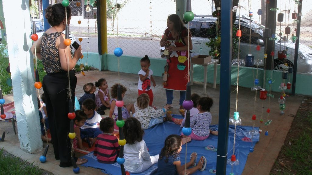 crianças brincam no pátio da escola infantil CMEI Tempo de infancia_
