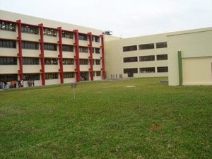 Unipampa - Campus Bagé. Imagem mostra gramado com prédio grande ao fundo (Foto: Divulgação)