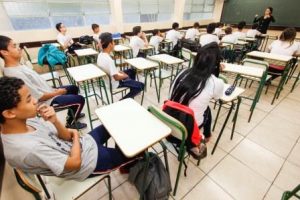 Imagem de sala de aula com alunos sentados e professora à frente. Vola às aulas na Escola Estadual Tiradentes. Curitiba, 10/06/2015. Foto: Pedro Ribas/ANPr