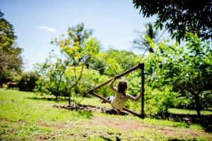 Movimento de Inovação na Educação - imagem mostra criança em balanço em forma de triângulo