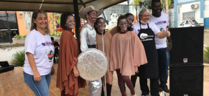 Imagem mostra estudantes em feira literária da escola EMEF Maria Luiza Fornasier
