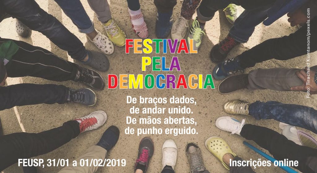 Imagem em que se lê Festival pela Democracia. A Imagem mostra círculo formado por diferentes sapatos