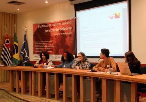 Jovens e professores sentados em mesa durante Os seminários Políticas de Ensino Médio: construção coletiva tem objetivo de ouvir jovens de todo o Brasil sobre políticas educacionais