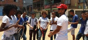 Estudantes do Colégio Estadual Norma Ribeiro (CENOR) conversam em bairro da escola